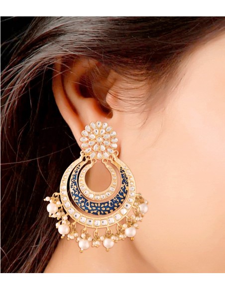 Pendientes de fiesta lacados con incrustaciones de circonitas y perlas azules 3