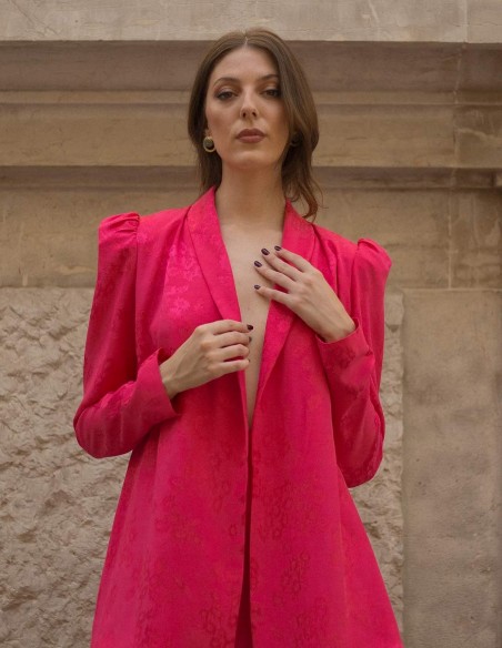 Traje de chaqueta con hombreras marcadas y lazada en la cintura