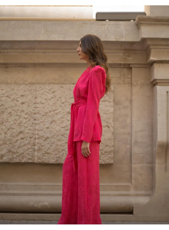 Traje de chaqueta con hombreras marcadas y lazada en la cintura de lado en modelo