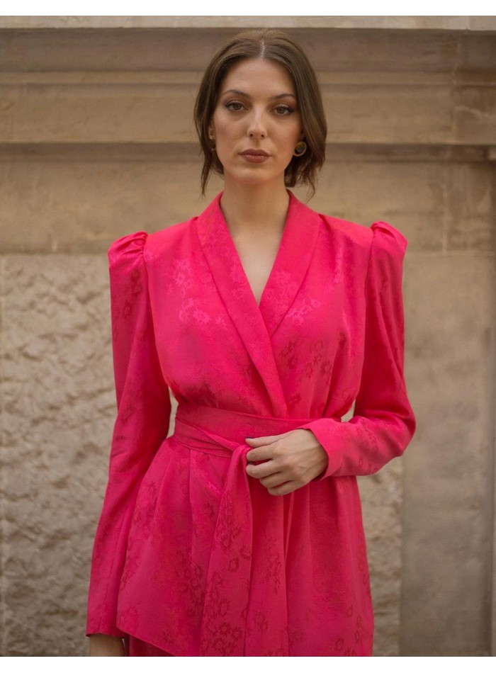 Suit jacket with pronounced shoulder pads and waist tie in colour pink