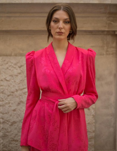 Suit jacket with pronounced shoulder pads and waist tie in colour pink