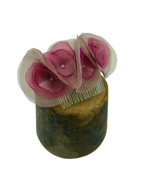 Tocado peineta con flores fucsias y nude de organza