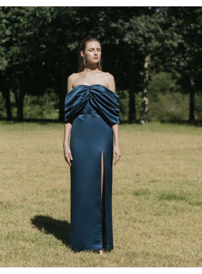 Robe longue en satin bleu marine avec encolure...