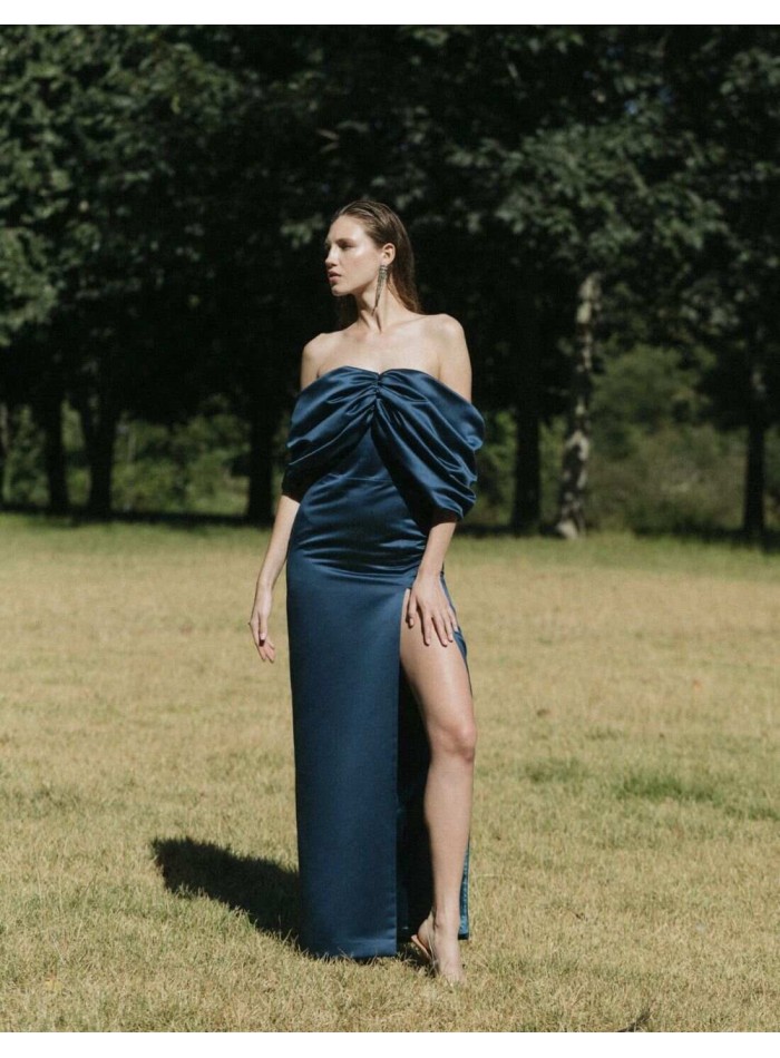 Long dress with navy blue bandeau neckline and skirt slit