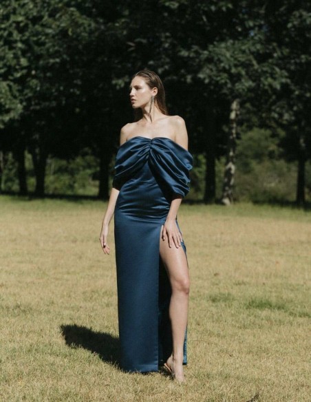 Vestido largo con escote bandeau azul marino con abertura en la falda