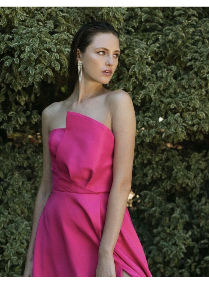 Robe longue de fête avec encolure asymétrique