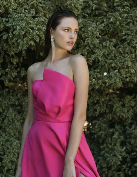 Robe longue de fête avec encolure asymétrique