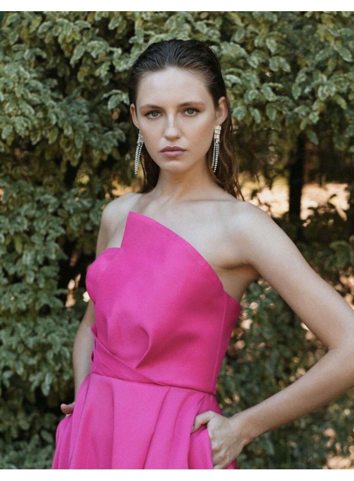 Robe longue de fête avec encolure asymétrique