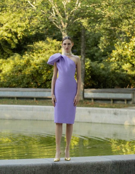 Robe asymétrique décolletée avec laçage