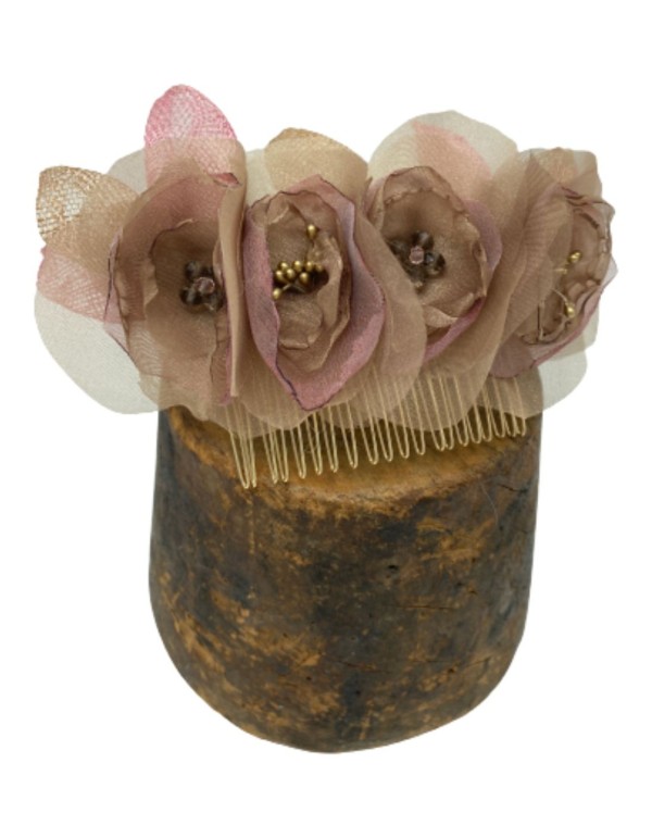 Tocado peineta de organza y sinamay con cristales