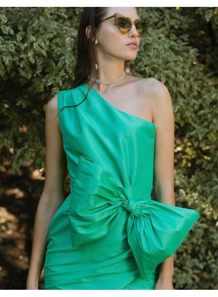 Robe courte de soirée avec encolure asymétrique...