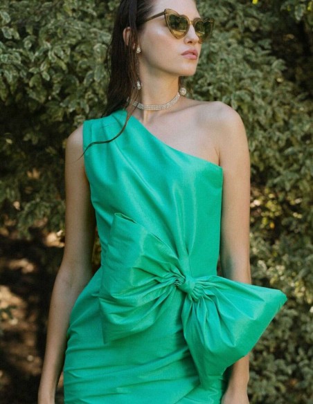 Vestido corto de fiesta con lazada y escote asimétrico