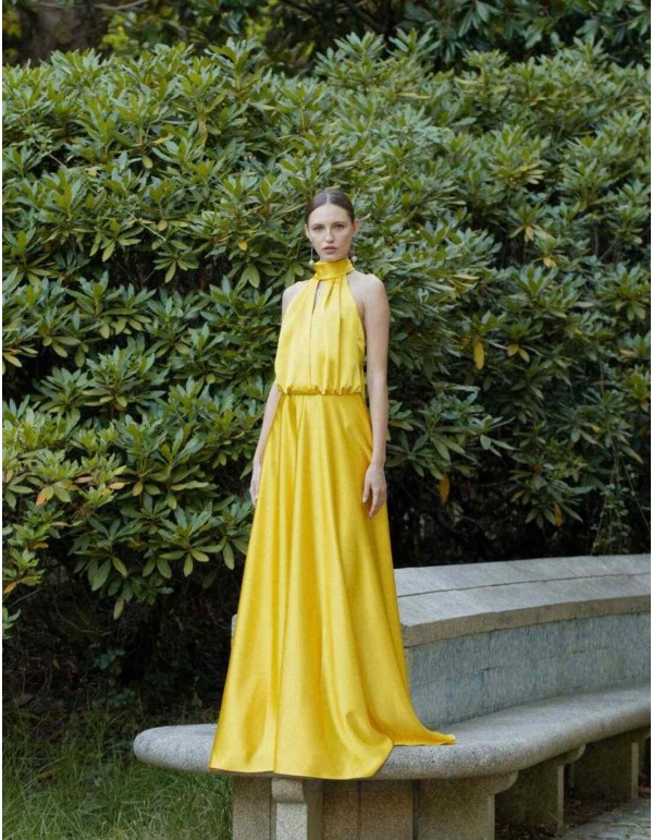 Vestido largo amarillo con escote halter y tirantes 2