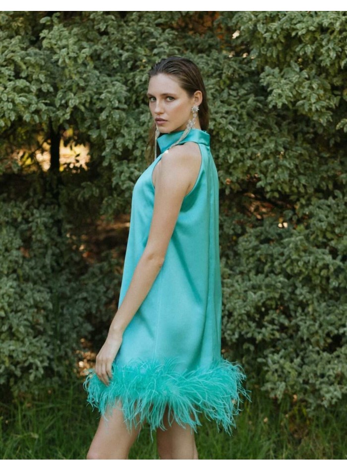 Vestido de cóctel con plumas y escote halter