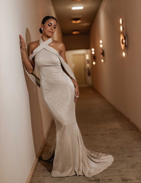 Long party dress with mermaid cut and halter neckline