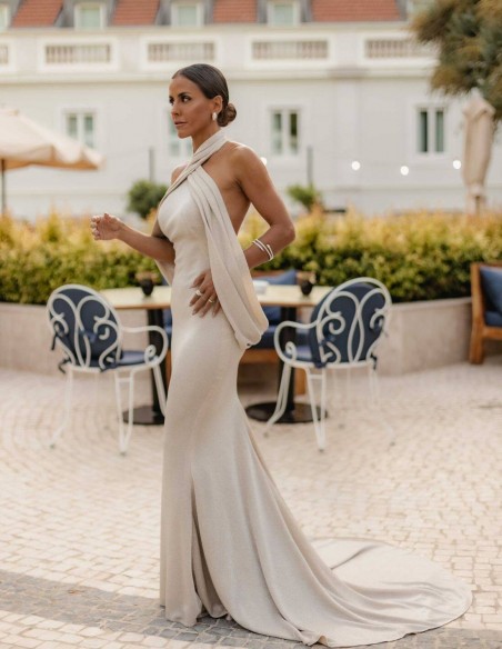 Vestido largo de fiesta en corte sirena y escote halter