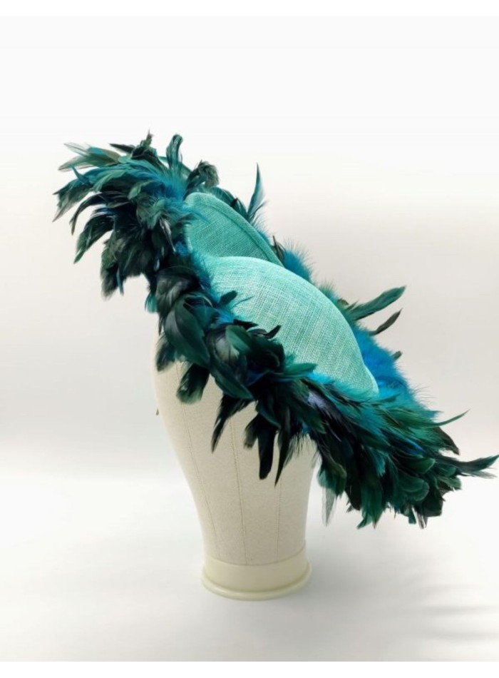 Tocado con plumas de gallo azul