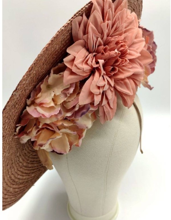 Tocado con flores de hortensias