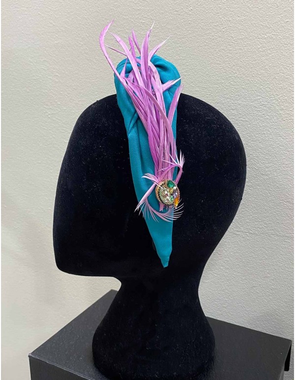 Party headband with brooch and feather details 2