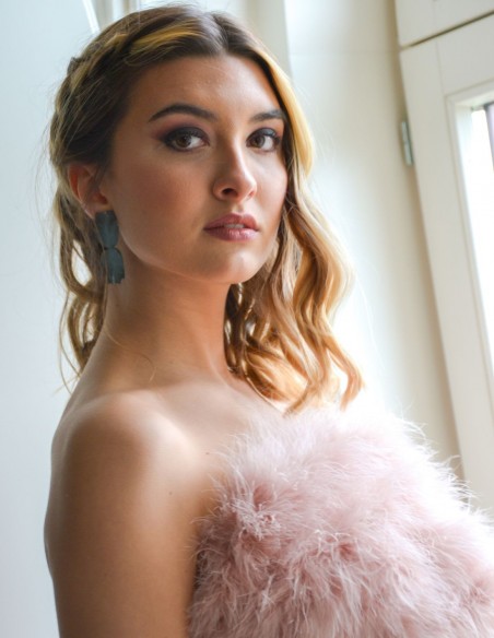 Top de fiesta rosa empolvado con plumas