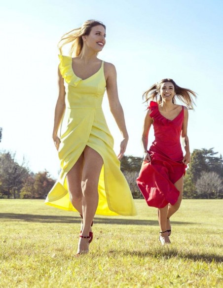 Vestido de fiesta rojo con escote volantes y falda tulipán para invitada