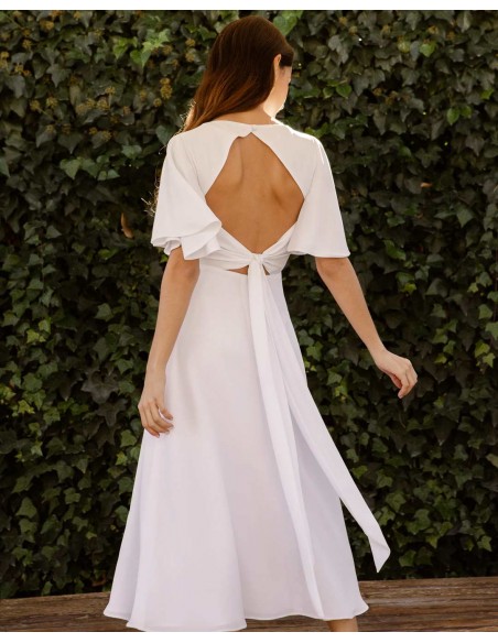 Vestido midi de novia con falda de vuelo en color blanco
