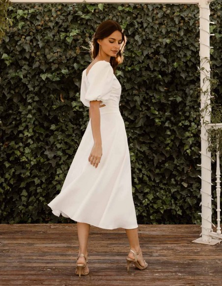 Vestido midi de novia con manga farol en color blanco