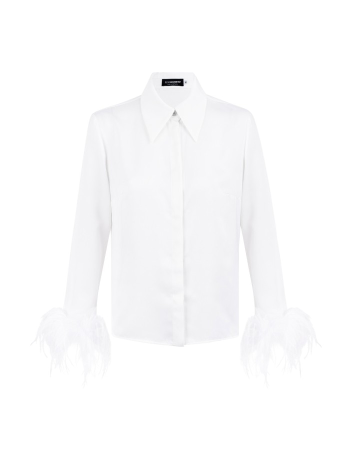 Camisa de fiesta con plumas y botón joya