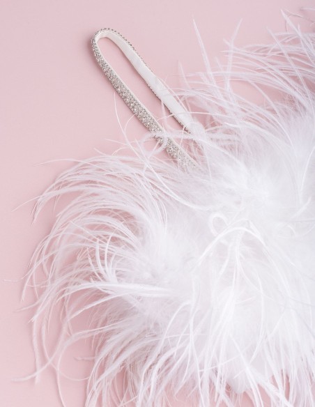 Top de fiesta con plumas y tirantes de strass