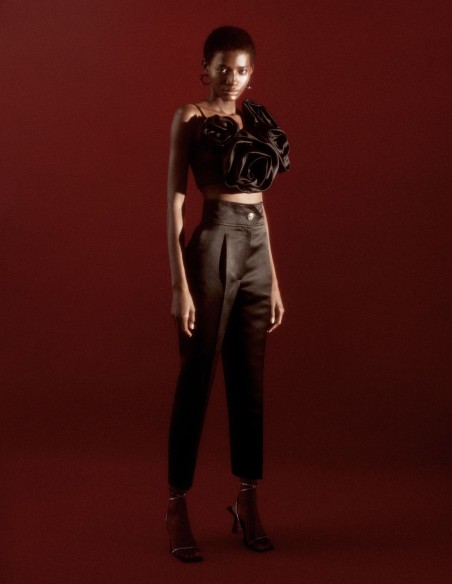 Pantalon de fête en satin avec bouton bijou et taille haute