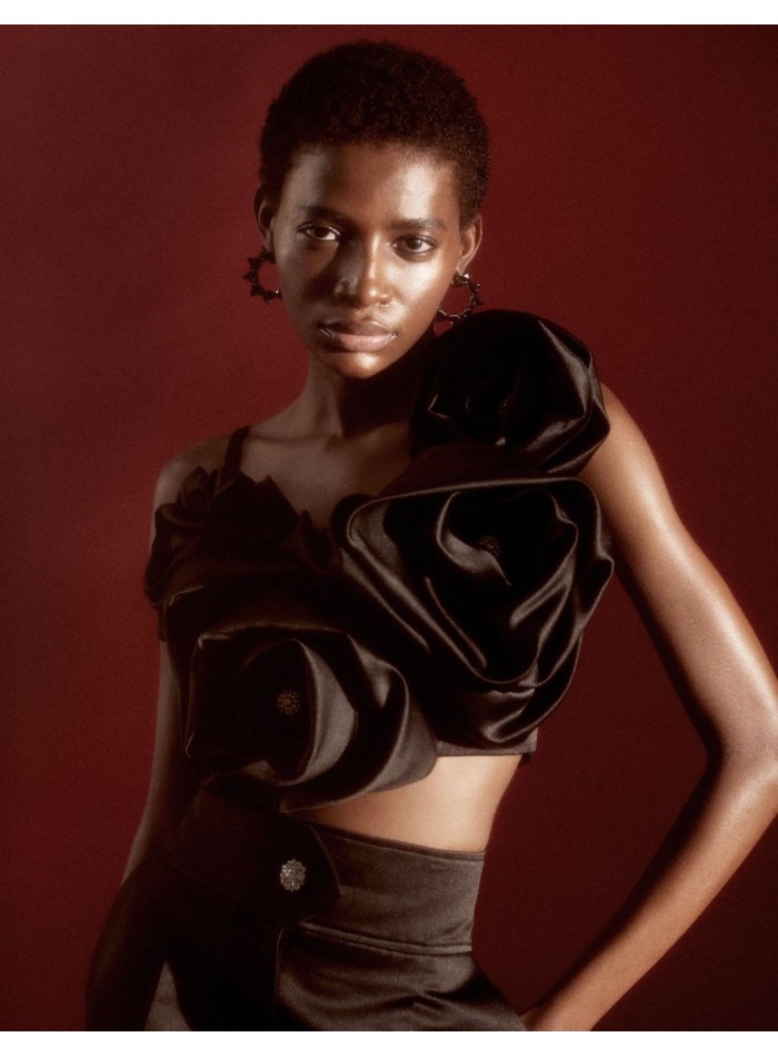 Top de fête en satin avec maxi fleurs