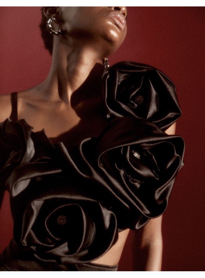 Top de fiesta satinado con maxi flores