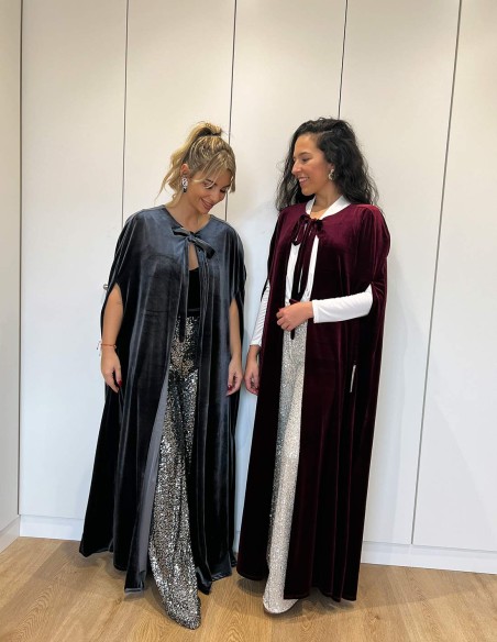 Long evening cape made of velvet for guests