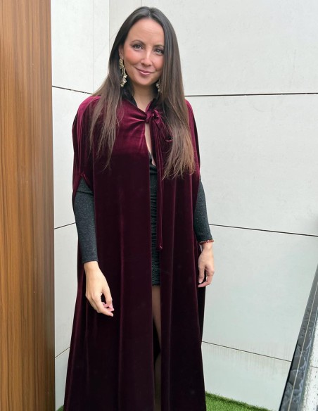 Long evening cape made of velvet for guests