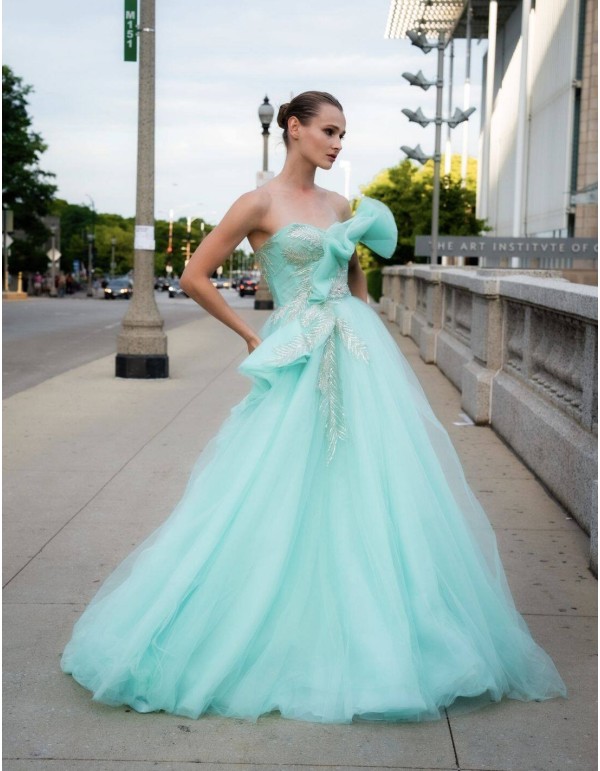 Vestido de fiesta largo de tul con pedrería y detalle volante