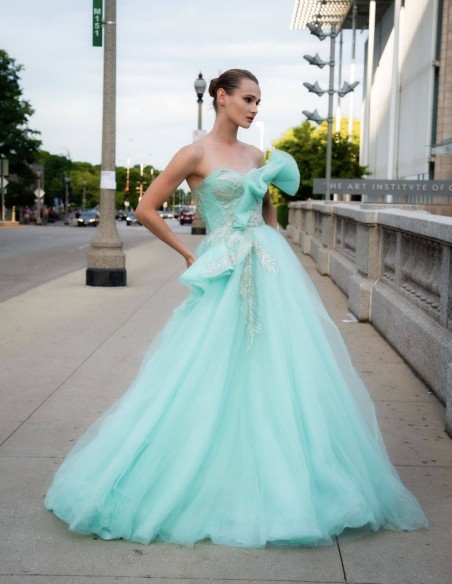 Vestido de fiesta largo de tul con pedrería y detalle volante