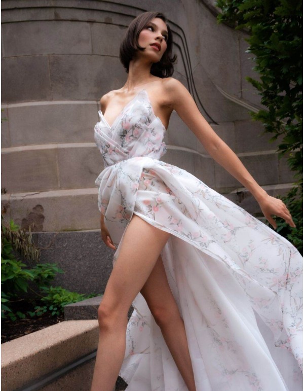 Long party dress with floral print and plunging V-neckline