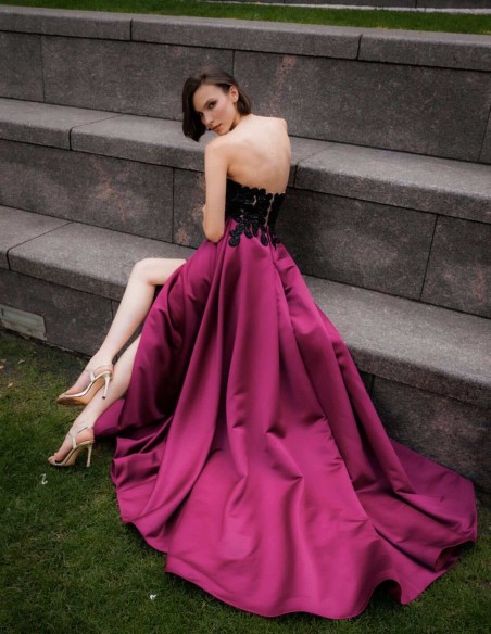 Vestido largo de fiesta con top bordado de pedrería y falda con abertura lateral