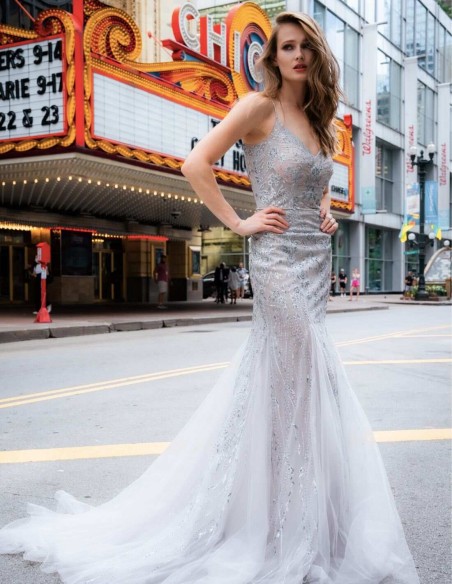 Vestido de fiesta largo de corte sirena combinado con pedrería