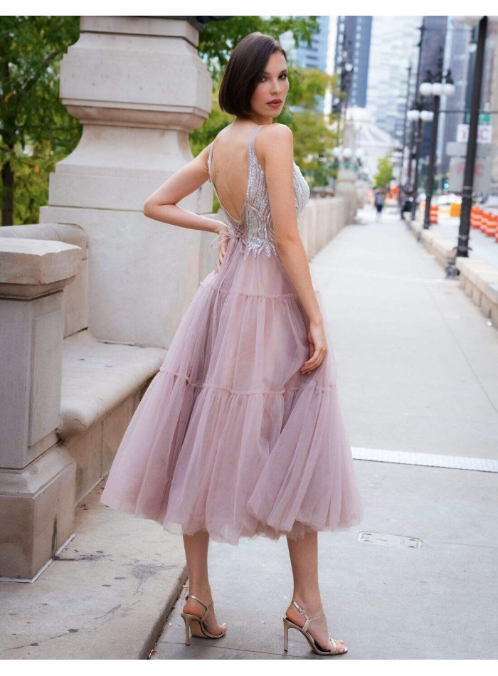 Vestido de fiesta midi con cuerpo de pedrería y...