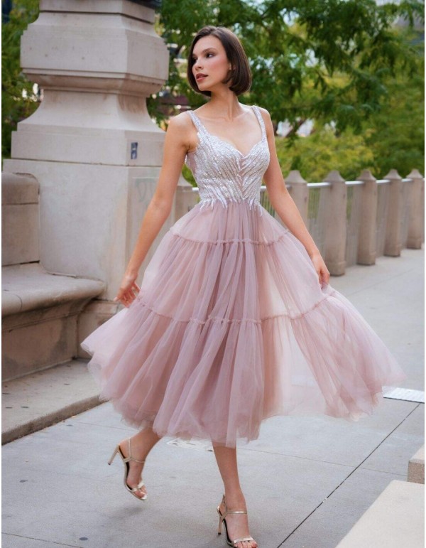 Vestido de fiesta midi con cuerpo de pedrería y falda de paneles