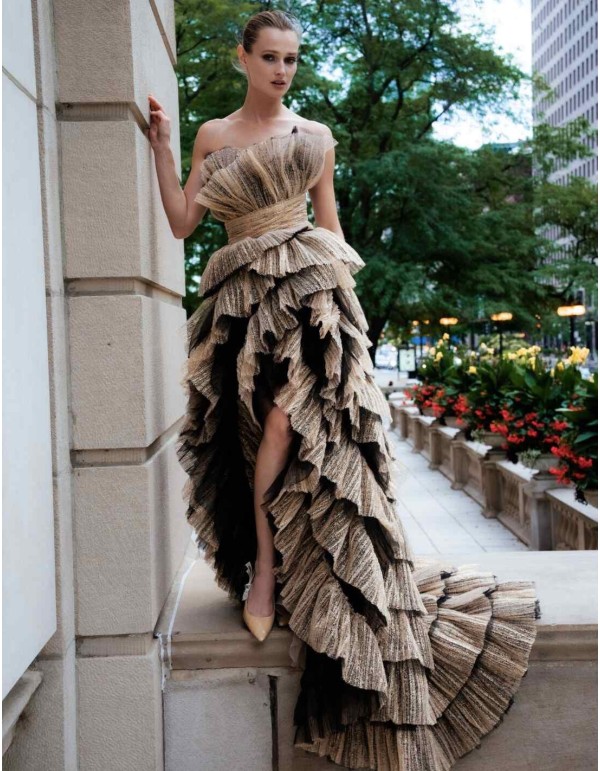 Vestido de fiesta asimétrico con capas de tul en tejido brillante