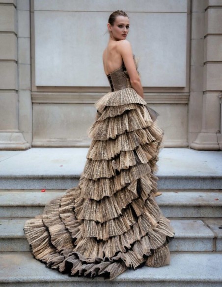 Robe asymétrique de fête avec couches de tulle en tissu brillant