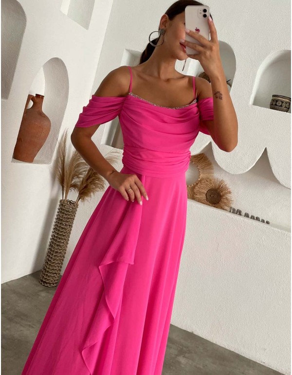 Vestido de fiesta largo fluido y escote con detalle de...