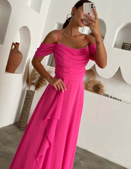 Robe longue et fluide avec encolure ornée de perles