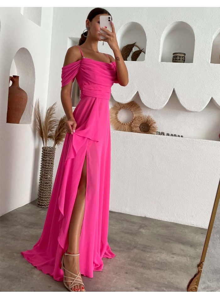 Vestido de fiesta largo fluido y escote con detalle de pedrería