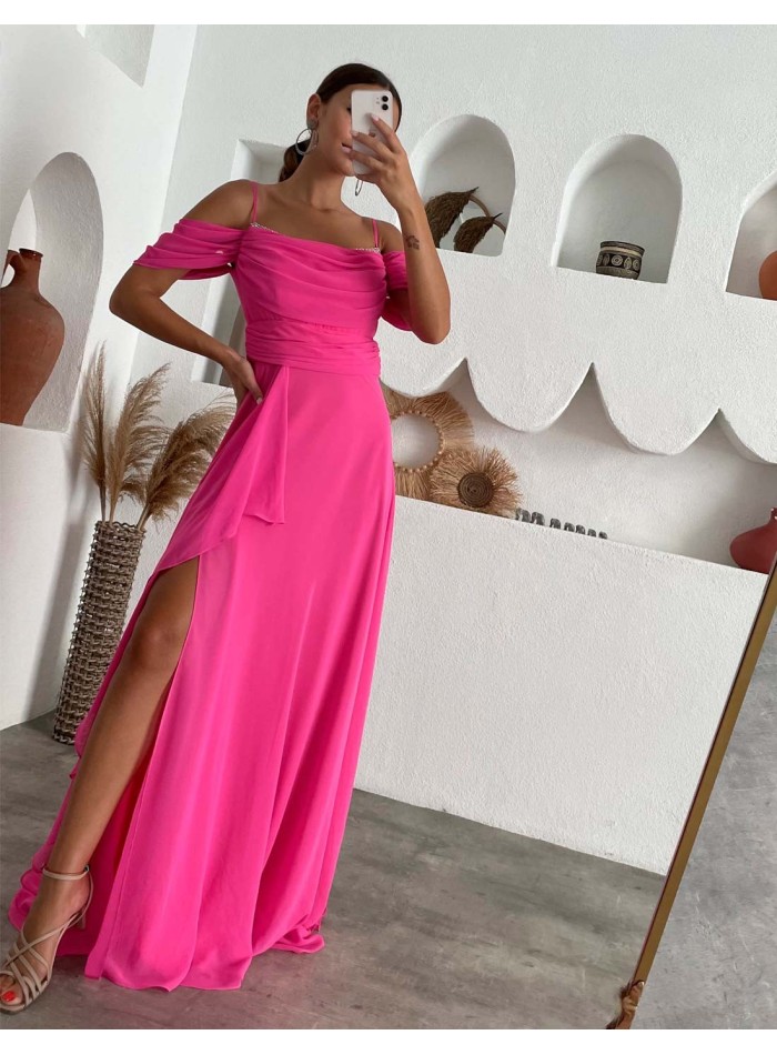 Robe longue et fluide avec encolure ornée de...