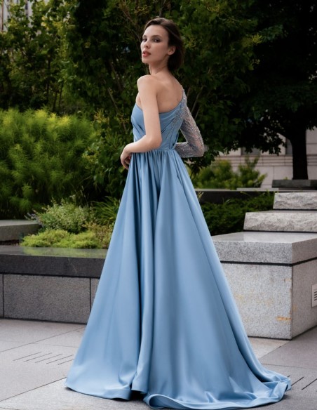 Robe longue de fête à encolure et manches asymétriques avec strass et transparences