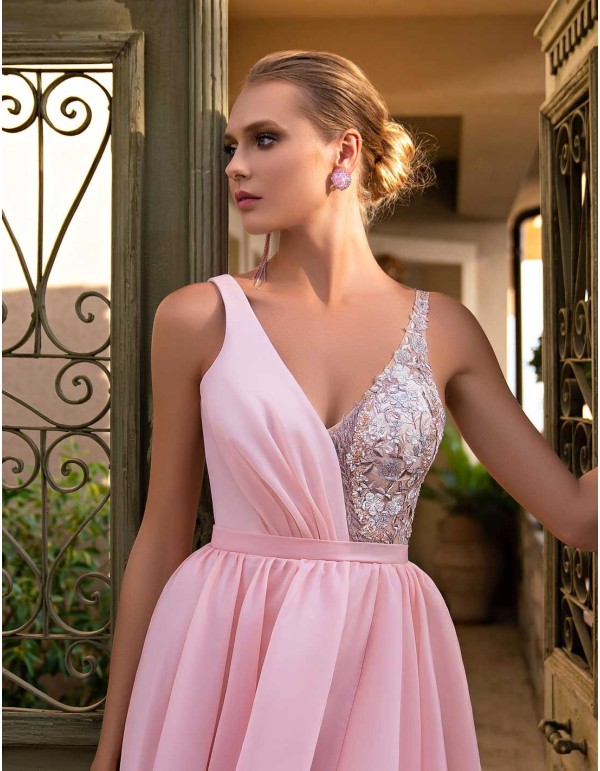 Vestido de fiesta largo con cuerpo de pedrería y falda con volumen en color rosa