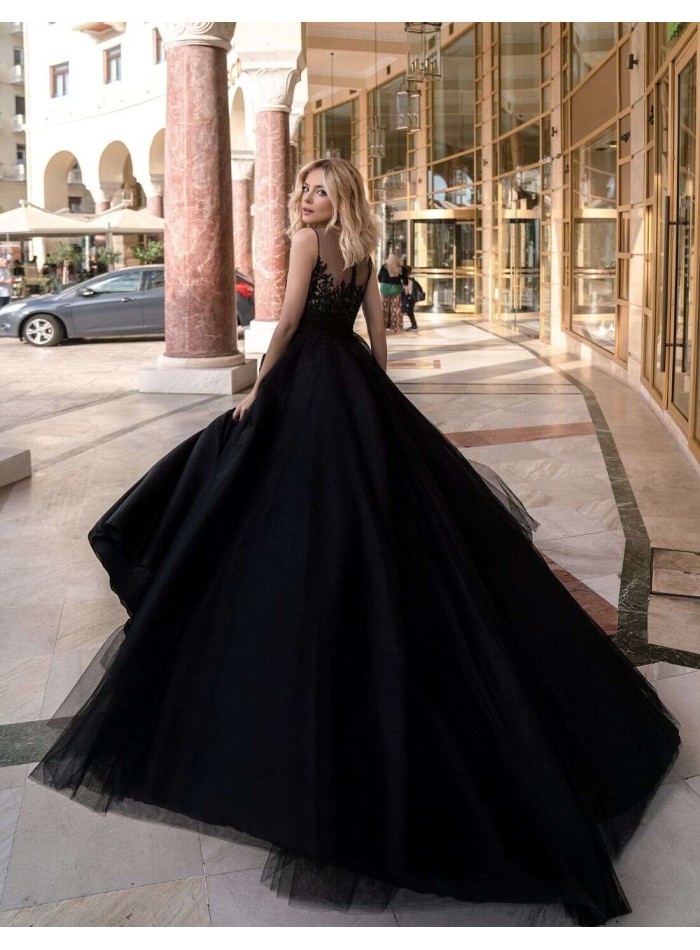 Vestido de gala con cuerpo de pedrería bordada...